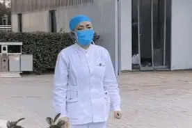 母女隔空拥抱，镜头下抗击疫情的故事，总是让人无语泪流图片