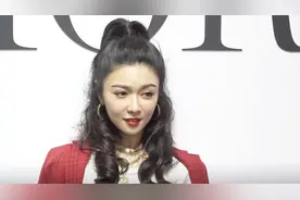 薛凯琪大胆秀美腿超性感 自嘲平日相望助理无人追视频封面