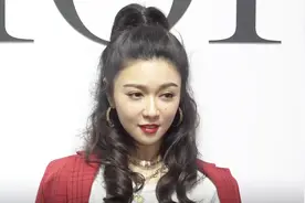 薛凯琪大胆秀美腿超性感 自嘲平日相望助理无人追视频封面