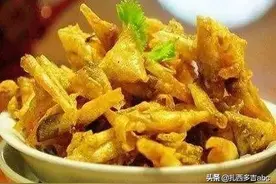 蛋黄香酥鱼鳞，金黄酥脆，别有风味的美食。图片