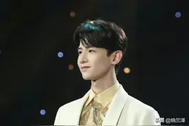 白敬亭工作室紧急辟谣恋情，可他的女朋友不是他的球鞋吗？图片