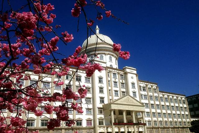 图源:云南师范大学商学院官网因为景色过于美丽,云师大商学院有着"