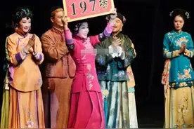 65岁刘晓庆一身粉红再演少女，却被指声音明显苍老：像斯琴高娃图片