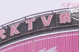 凌晨2点，小情侣醉酒在KTV大打出手，劝架的民警也遭女子暴踹图片