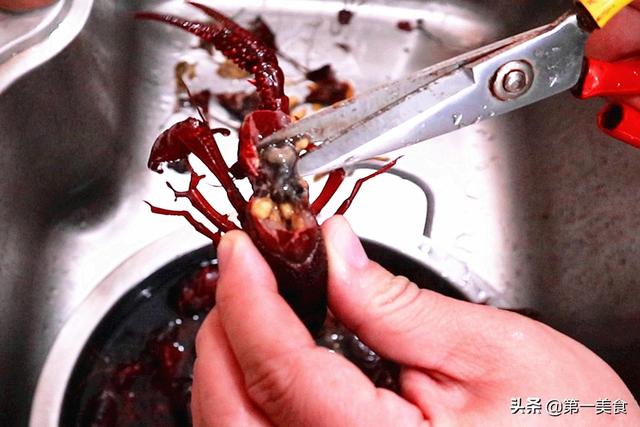 小龙虾头部的"虾黄"到底是什么?能不能吃?一次分清再也别吃错