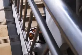 贵州一女子在饭店无意发现，服务员上菜前偷吃，网友：很正常图片