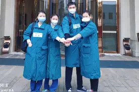 河南援鄂医疗队护士自带工具 为年近八旬的患者刮胡子图片