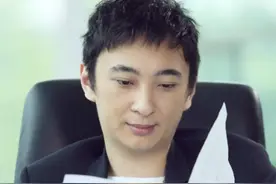 王思聪深夜现身上海，与美女街边热聊，穿上万名牌鞋踩石凳似大爷图片