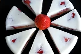 牛奶草莓果冻，样子像糕点，味道冰冰凉凉，奶香味十足图片