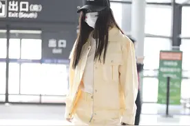 杨颖最新机场私服，一身黄色牛仔裙帅气明媚，31岁少女感依旧很好图片