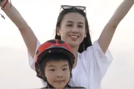 黄圣依刘芸带娃骑马，安迪身高接近妈妈，10岁郑熙岳堪比帅版郑钧图片