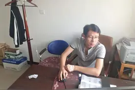 梁宇发教师节来临之际，他在办公室内边打吊瓶，边工作，感动世人图片