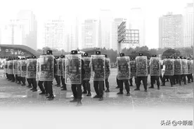 发挥保安力量“共筑抗疫抗洪长城”把保安队伍纳入社区警务图片