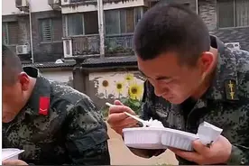 兵哥哥们的伙食原来这么霸气，硬菜、海鲜齐齐上阵，把我馋哭了图片