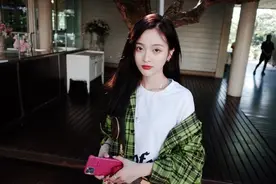 吴宣仪晒游乐园自拍，戴红色蝴蝶结发饰超可爱，真实版童话小公主图片
