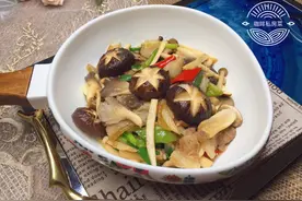 老广爱吃的菌菇菜，五花肉是绝配，清鲜爽滑营养好，堪称下饭神器图片