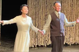李幼斌与老婆罕见同框，一个沧桑一个精致，差13岁看着也登对图片