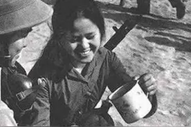 两个越南农村女人，70年代在战场上带走了一受伤士兵的爱情故事图片