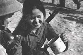 两个越南农村女人，70年代在战场上带走了一受伤士兵的爱情故事图片