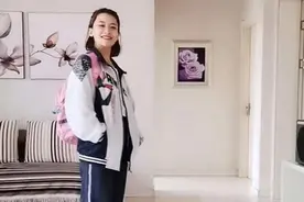 “冻龄老妈”穿女儿校服走红，40岁状态依旧青春，网友：女神来了图片
