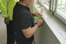 无证司机毒驾还强行冲卡 宕昌公安交警成功布控拦截图片