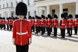 英国皇家掷弹兵近卫团，不只是女王的吉祥物，打伊拉克也能当先锋图片