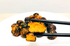 南瓜吃不腻的做法，与糯米粉混合，沾黑芝麻，简单一炸，酥脆香甜图片