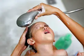 妈妈你为什么有“小翅膀”？孩子洗澡时好奇地提问，母亲这么回答图片