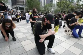 韩国开始为黑人游行！数百人高举标语，单膝跪地呼吁反对种族歧视图片