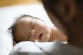 宝宝睡着以后，这4种表现，家长不要忽视图片