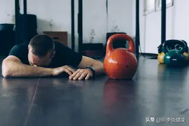 小伙健身比拼 隔天小便崩溃｜医生：横纹肌溶解 过度锻炼怎避免图片