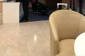 张萌给怀孕助理系鞋带，助理跟其16年感情深，网友：这种太少见图片