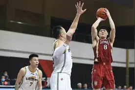 今夜CBA热搜第1！郭艾伦吃2个T，被驱逐出场！赵继伟投诉也被警告图片