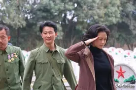 何小萍祭拜的陵园，安葬彝族英雄李启：当兵两月参战，18岁牺牲图片