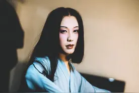 李玉刚在头等舱休息室睡觉被网友拍下，腿搭在椅子边缘睡姿不雅图片
