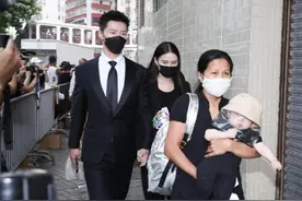 何猷君抱儿子送赌王，一小细节暴露何广燊家庭地位，无人敢怠慢图片