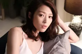 “邮集女”连诗雅：曾4年换19任男友，16岁拍摄大尺度照片遭疯传图片