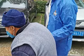 疫情中的父爱如山：只为女儿吃上喜欢的菜，八旬老父亲蹒跚出门送菜图片