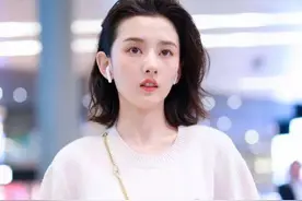 真看不懂宋祖儿的时尚，直接穿条黑丝就来走机场，看着不尴尬吗？图片