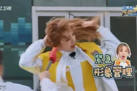 Baby脱掉宋雨琦袜子时，宋雨琦的表情绝了：女生都懂图片
