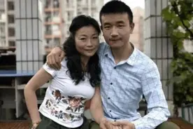 23岁小伙热恋46岁阿姨，60天闪婚，小伙：嫁给我让你永远当少女图片