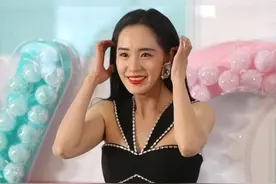 “秋雅”的扮演者王智，身材是真的好，穿露肩裙凹凸有致堪称完美图片