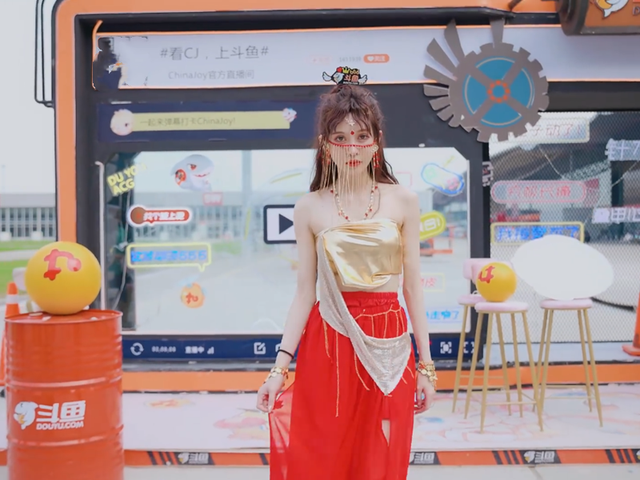 红衣女奥特曼（ChinaJoy王羽杉红衣亮相）