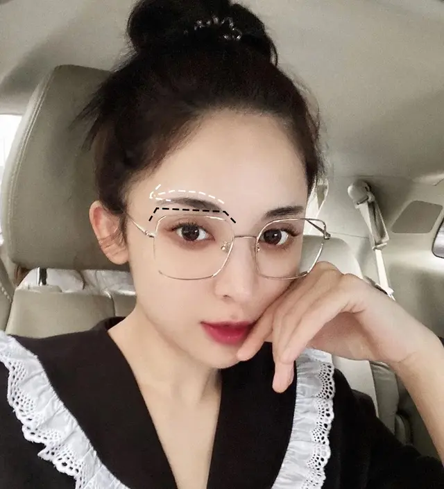 如何根据脸型选眼镜？方形还是圆形？搭配好眼镜，让你气质更出众