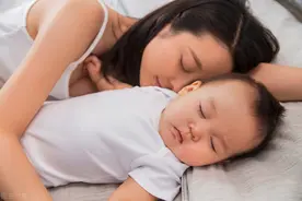 新生儿睡小床，还是和妈妈睡大床，别延误了培养亲情的最佳时期图片