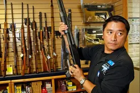 开心数钱！美国骚乱枪击案频发，俄国商人乘机促销，打折卖AK步枪图片