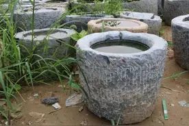 在农村，现如今的旧石槽值钱吗？现在能用来干什么呢？你知道吗？图片