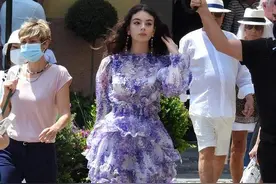 “球花”贝鲁奇女儿完美遗传神颜，穿紫色花卉蓬蓬裙，好似精灵图片