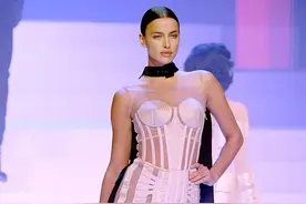 34岁超模伊莲娜闪耀T台，近乎素颜美得高贵，“高龄”又如何图片