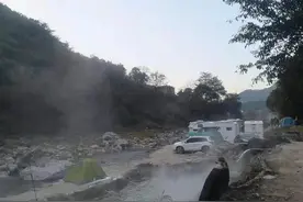 我们在禄劝普渡河边的野温泉露营，房车直接开到露营地，太好玩了图片